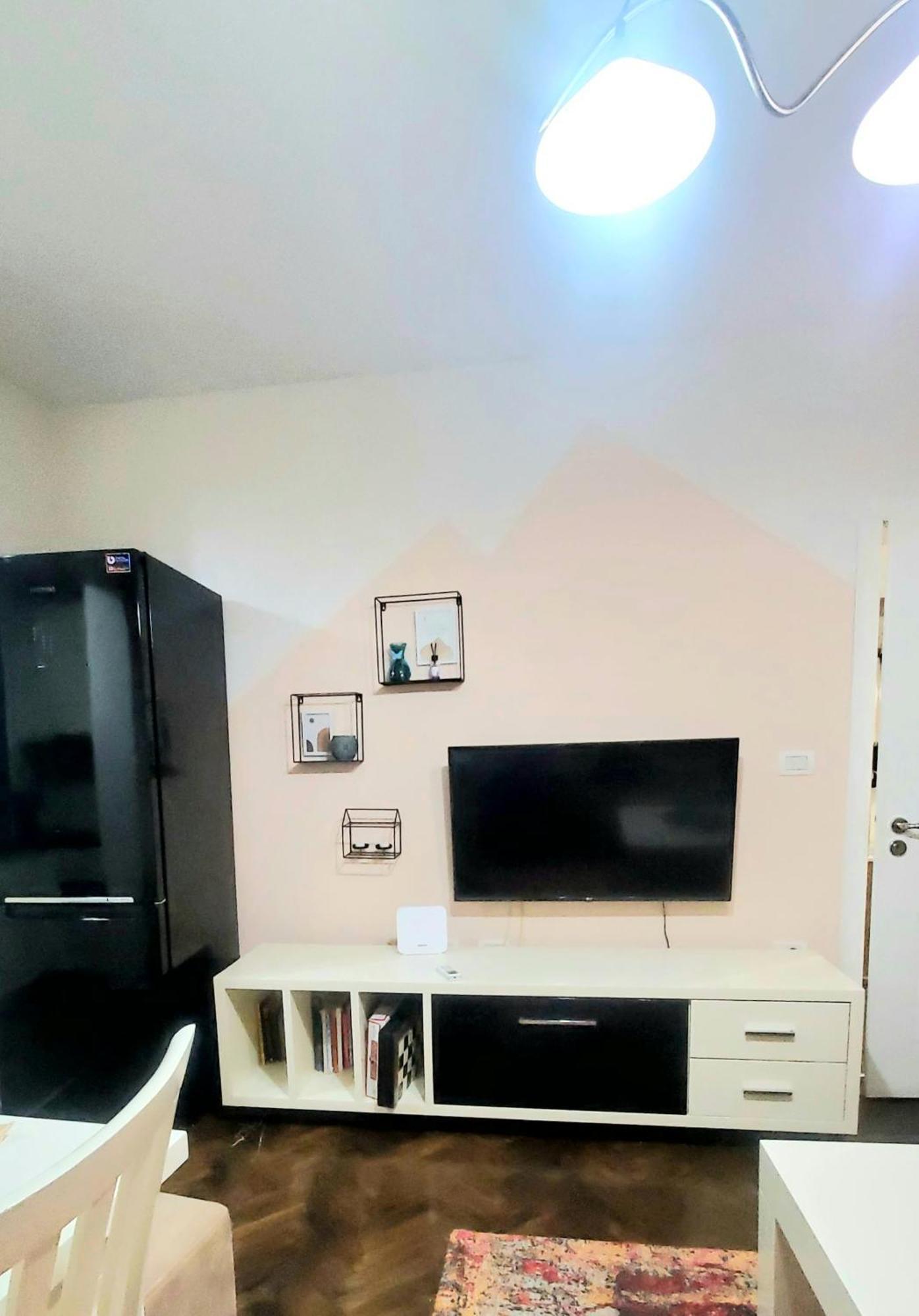 Tulips Central - Entire Apartment Тирана Екстер'єр фото